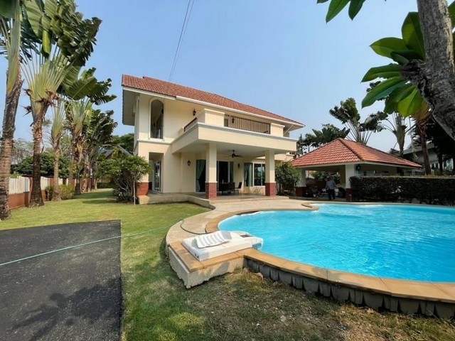 ให้เช่าบ้าน Pool Villa สุดหรู หมู่บ้านล้านนาธารา อ.เมือง จ.เชียงใหม่ราคาเช่า: 100,000 บาท/เดือนพร้อมเข้าอยู่: 18 มกราคม 2025รายละเอียดบ้าน-ขนาดที่ดิน: 270.60 ตารางวา-พื้นที่ใช้สอย: 418.96 ตารางเมตร-บ้าน 2 ชั้น พร้อมเฟอร์นิเจอร์ครบชุดฟังก์ชันภายในบ้าน-4 ห้องนอน-6 ห้องน้ำ-2 ห้องนั่งเล่น-ห้องอาหาร-ห้องครัว-ห้องเก็บของ-ห้องแม่บ้าน-ห้องซักรีดจุดเด่น-ตั้งอยู่ในโซนส่วนตัวของหมู่บ้าน เงียบสง