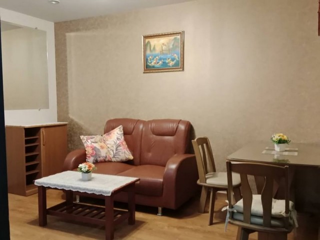 ให้เช่าทาวน์โฮม 4ชั้น (มีดาดฟ้า) เดอะ เวลตัน พระราม3สอบถามข้อมูลและนัดชมสถานที่ :ติดต่อ : เนย์ 084-3563945https://line.me/ti/p/pj4uwCgxT9ติดต่อ : ตั้ม 093-2287932https://line.me/ti/p/UX1-r-vLMBทาวน์โฮม 4ชั้น (มีดาดฟ้า) เดอะ เวลตัน พระราม3- พื้นที่ใช้สอย 360 ตารางเมตร- 3 ห้องนอน 4 ห้องน้ำ (มี walk-in closet ทุกห้องนอน)- 1 ห้องครัว และ ส่วนรับประทานอาหาร (มีส่วนที่สามารถทำครัวไทยเพิ่มเติม)- 1 ห้องนั่งเล่นชั้นล่าง และอีก 1 ห้องนั่งเล่น+โซนทำ