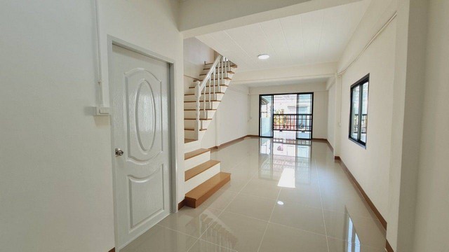 ทาวนเฮ้าส์เรวดี3  :ซอย 57  ถนนเมน  ตกเเต่งใหม่  พร้อมอยู่