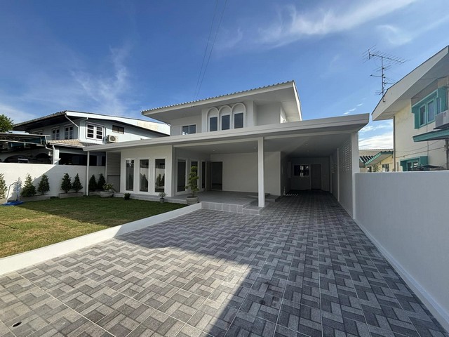 HSF86 ขายบ้านเดี่ยว 2 ชั้น หมู่บ้านเสนานิเวศน์ 1 ถนนเกษตร-นวมินทร์ ใกล้เลียบด่วนเอกมัย-รามอินทราติดต่อ : คุณสราวุฒิ 0994108945 Line : ballwuth ราคาเพียง 10.99 ล้านบาท แถมฟรีค่าใช้จ่ายวันโอนขนาด 75 ตารางวา 5 ห้องนอน 3 ห้องน้ำ พื้นที่ใช้สอย 245 ตารางเมตร จอดรถได้ถึง 4 คัน พิเศษ มีห้องนอนล่างถึง 2 ห้อง พร้อมทางลาดทั้งจากที่จอดรถและห้องน้ำ เพื่อรองรับผู้ใช้วีลแชร์หรือผู้สูงอายุ รีโนเวทยกเค