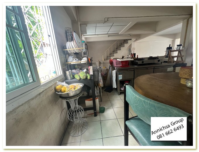 ขาย ตึกแถว 3 คูหา ขนาด 66 ตรว. 2.5 ชั้น ซอย นนทบุรี 32 อ. เมือง แถมพื้นที่ด้านข้างตึก และ ลานหน้าตึก 20 กว่า ตารางวา จอดรถได้ถึง 10 กว่าคัน