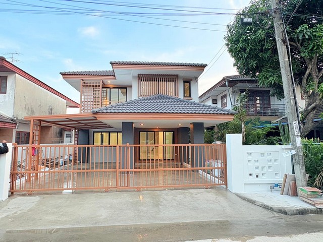 บ้านมือสองตกแต่งใหม่ ม.อักษรา พุทธมณฑลสาย3-บรมราชชนนี ตกแต่งหรูหรา เนื้อที่ 52.2 ตร.ว. ฟังก์ชัน 3 ห้องนอน 2 ห้องน้ำ จอดรถได้ 2 คัน บนทำเลเชื่อมต่อเมือง ใกล้เซ็นทรัลศาลายา, ม.มหิดล ทางคู่ขนานลอยฟ้าบรมราชชนนี และรายล้อมด้วยสิ่งอำนวยความสะดวกครบ!ฟังชั่นบ้านจำนวนชั้น2ห้องนอน3ห้องน้ำ2พื้นที่52.20 (ตร.วา)พื้นที่ใช้สอย175.05 (ตร.ม)หน้ากว้าง10.00 (เมตร)-เนื้อที่ 52.20 ตรว. /พท.ใช้สอบ 175.05ตรม.-