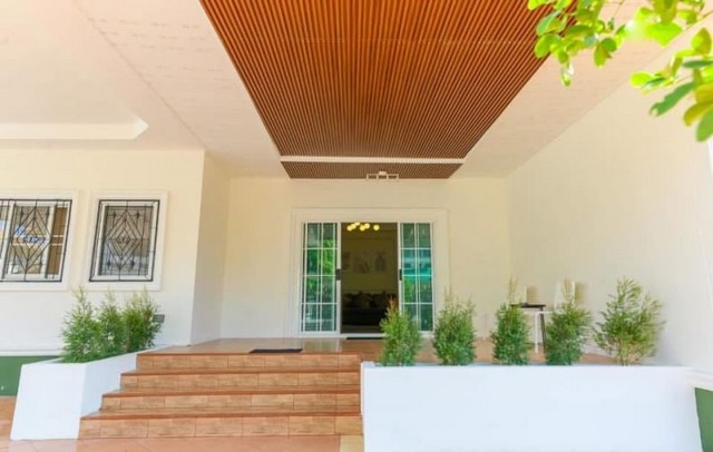 AOM 1576ขาย และเช่า บ้านเดี่ยวหลังใหญ่ พื้นที่เยอะ ทำเลทอง ในหมู่บ้านโรยัลปาร์คฮิลล์ ซ.บุญสัมพันธ์ บ้านตกแต่งใหม่สไตล์โมเดิร์น พื้นที่ใช้สอย 176 ตารางเมตร ที่ดิน 308 ตารางเมตร ทำเลดีมาก อยู่ใกล้แหล่งอำนวยความสะดวก ให้เฟอร์นิเจอร์และเครื่องใช้ไฟฟ้าใหม่แกะกล่อง มีให้ครบ ให้ทุกชิ้นตามรูป สามารถหิ้วกระเป๋าเข้าอยู่ได้เลย3 ห้องนอน 2 ห้องน้ำ  1 ห้องครัว1 ห้องรับแขก2 ที