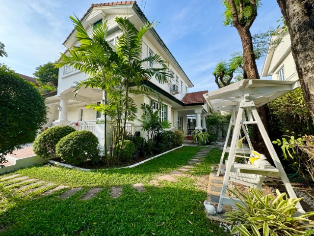 ให้เช่าบ้านเดี่ยว โครงการนันทวัน-สุขุมวิท ถนนอ่อนนุช44 แอร์เฟอร์นิเจอร์ครบ มี4ห้องนอน3น้ำ ราคาเช่าเดือนละ70,000บาท ใกล้ BTS สถานีอ่อนนุชและบางจากรายละเอียด-บ้านนันทวัน อ่อนนุช44 เนื้อที่ 67 ตารางวา 250 ตรม-มี 4 ห้องนอน 3 ห้องน้ำ 1 ห้องทานข้าว แยกจากห้องครัว-1 ห้องแม่บ้าน + ห้องน้ำ-สวนสนามหย็ารอบบ้าน ร่มรื่นน่าอยู่-โครงการเงียบสงบน่าอยู่ มี ฟิตเนส ซาวน์น่า-จอรถได้ 2 คัน-ตกแต