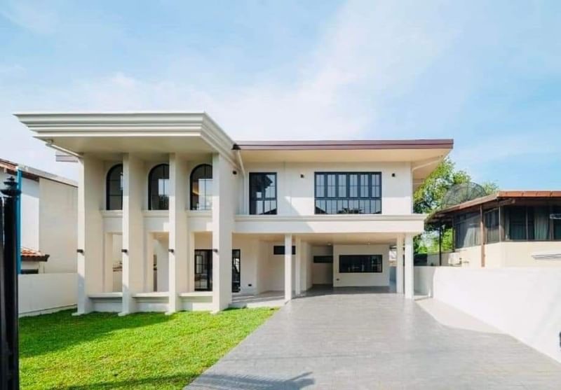 H.503ที่ตั้ง ซอยอ่อนนุช 46 ถนนอ่อนนุช แขวงสวนหลวง เขตสวนหลวง กรุงเทพมหานคร 10250รายละเอียด-เนื้อที่ 90 ตารางวา-พื้นที่ใช้สอย 280 ตารางเมตร-4 ห้องนอน 4 ห้องน้ำ-4 ที่จอดรถ (ประตูไฟฟ้า)-ทิศเหนือ-ไม่มีค่าส่วนกลาง- เพดาน Double volume บริเวณ foyer หน้าบ้าน- กระจกขนาดใหญ่เพื่อรับแสงธรรมชาติ- Pantry ครัวไทย เชื่อมต่อโซนซักล้าง- ฟรีเครื่องปรับอากาศ- บิ้วอินห้องนั่งเล่น- รีโนเวทใหม่ ทำระบบน้ำระบบไ�