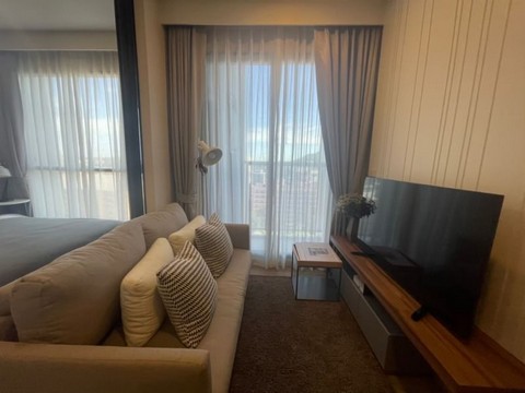 TEL : 092-288 9359 คุณดนิตาLine : https://line.me/ti/p/yxo92dHWP1ขายคอนโด คีน เซ็นเตอร์ ศรีราชา ทำเลดี ติดถนนสุขุมวิท เดินทางสะดวก ตรงข้ามห้างโรบินสันศรีรารา  รายละเอียดห้อง ขนาดห้อง 35.4 ตรม. ชั้น 19 1 ห้องนอน 1 ห้องน้ำ พร้อมเฟอร์นิเจอร์ และเครื่องใช้ไฟฟ้า พร้อมผู้เช่า สิ่งอำนวยความสะดวก- สระว่ายชั้น38- ฟิตเน็ทพร้อมเครื่อง ออกกำลังกายหลายชนิด- ออนเซ็นแยกชายหญิง- ห้องดูภาพยนตร์- ห้องประชุม- ห้องนั่ง