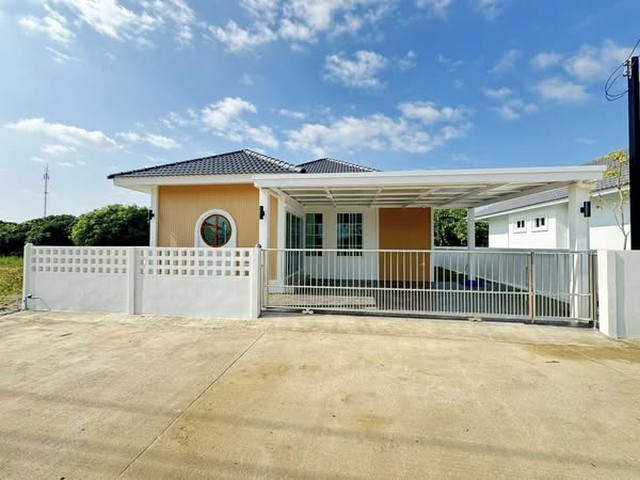 ขายบ้านใหม่ชั้นเดียว 50ตรว.3นอน2น้ำ 1.95ลบ. ฟรีโอน ใกล้ตลาดป่าเหมือด ต.สันทรายหลวง อ.สันทราย เชียงใหม่#ขายบ้านพร้อมอยู่ ใกล้ตลาดป่าเหมือด อ.สันทราย  จ.เชียงใหม่==========================ขายบ้านพร้อมอยู่ ใกล้ตลาดป่าเหมือด เดินทางสะดวก ใกล้สาธารณูปโภค#เนื้อที่ 50 ตรว. พื้นที่ใช้สอย 126  ตรม.  - 3ห้องนอน  - 2ห้องน้ำ  - 1ห้องรับแขก - 1ห้องครัว  1โรงรถ  #ราคาขายเพียง 1.95 ลบ. (1,950,000 บาท) ฟรีโอน#แถมฟรี- ค่าโอนบ