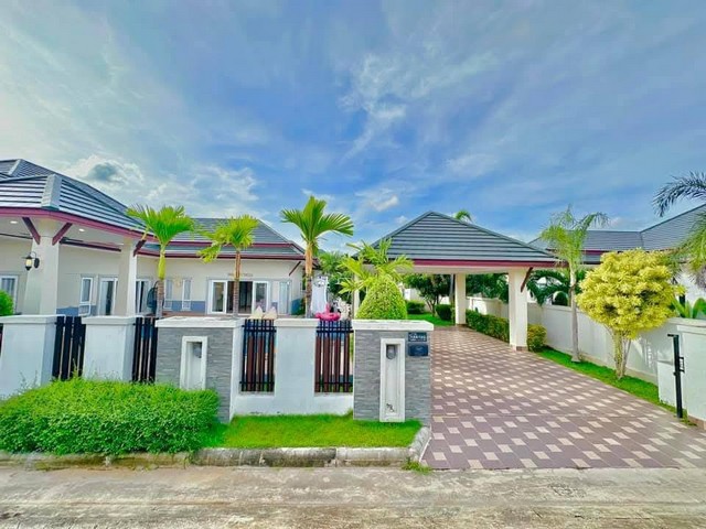 AOM 1583ปล่อยขาย เช่า บ้านพูลวิลล่าชั้นเดียว ที่ดิน 155 ตรว. 4 ห้องนอน 2 ห้องน้ำบ้านอำเภอ นาจอมเทียน เมืองพัทยา ชลบุรีปรับลดราคาขายเหลือ 13,500,000 บาทราคาเช่าเดือนละ 90,000 บาท ค่าโอน ภาษี อากร 50/50 บ้านพูลวิลล่าชั้นเดียว พร้อมสระว่ายน้ำส่วนตัว ขนาด กว้าง 7 เมตร ยาว 10 เมตร ที่ดิน 155 ตรว.  4 ห้องนอน 2 ห้องน้ำ ห้องรับแขก ห้องครัวฝรั่งบิวท์อิน ครัวไทย โรงจอดรถ 4 คัน เฟอร์นิเจอร์บิวท์อิน เฟ