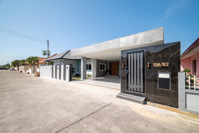 AOM 1581บ้านสวยทำเลดี ใจกลางเมือง ติดห้างเดอะชิลล์ 12 ล้านบาท ค่าโอน 50/50พื้นที่ 110.2 ตร.วา4 ห้องนอน 4 ห้องน้ำ ห้องโถงใหญ่ ตกแต่งแบบ Modern Luxury มี 2 ห้องครัว ครัวยุโรปพร้อมตู้แช่ไวน์และครัวไทยที่ออกแบบมาอย่างลงตัวแถมบิ้วอินทั้งหลังแถมเครื่องใช้ไฟฟ้าครบทุกห้องแบบจุกๆจอดรถภายในบ้านได้ 3 คันสระว่ายน้ำขนาด 3.5x7รปภ.24 ชม.ทำเลดีเดินทางสะดวกหมู่บ้าน พัทยาฮิลล์2 ติดต่อขอรูปและรายล