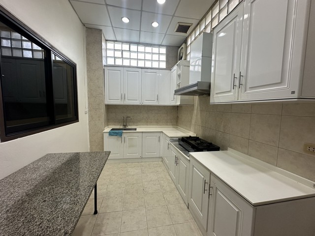 ราคาเกินคุ้ม! ทาวน์เฮ้าส์ 4 ชั้นหลังมุม หมู่บ้านเอกมัยวิลล่า เดินทางง่าย