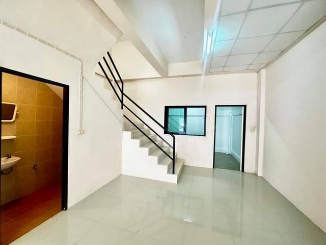 อาคารพาณิชย์ 3ชั้น ใจกลางอำเภอพานทองใกล้แหล่งชุมชน และตลาดพาทอง