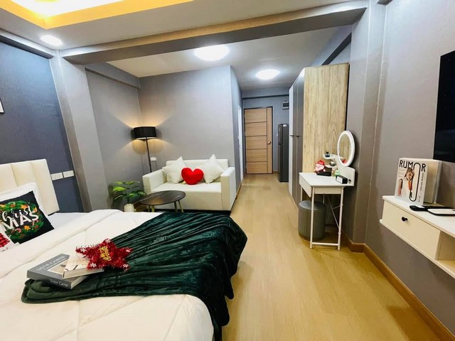 AOM 1586ขายนิรันดร์คอนโด ทำเลดีกลางใจเมืองพัทยาคอนโดราคาไม่ถึงล้าน เหมาะมากไม่ว่าจะซื้อลงทุนหรืออยู่อาศัย เป็นคอนโดเก่า สภาพแวดล้อมค่อนข้างแออัด ที่จอดรถหาง่ายช่วงเย็น โปรดศึกษาสภาพแวดล้อมคอนโดก่อนเพื่อง่ายต่อการตัดสินใจซื้อค่ะซื้อลงทุนปล่อยเช่าง่ายมากYield 10-12%ซื้ออยู่เอง อยู่ใจกลางเมืองเดินทางสะดวกห้องสตูดิโอ รีโนเวทใหม่ทั้งห้องขนาด26ตรม. ตึกเอ ชั้น6