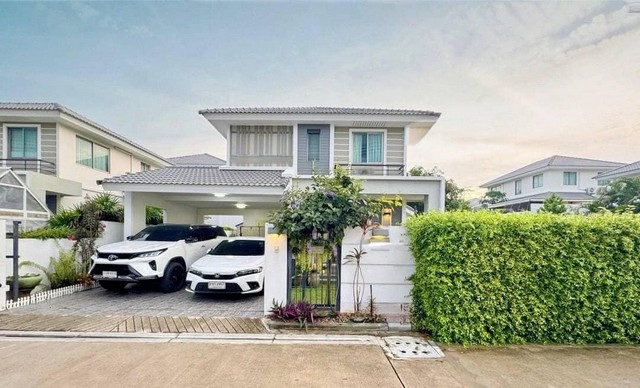 AOM 1584ปล่อยเช่าบ้านเดี่ยว  เนื้อที่บ้านขนาด 61 ตารางวา หลังมุม ยกกระเป๋าเข้าอยู่ได้เลยมีครบมากพิกัด หมู่บ้าน Life in the garden Roungpu ตะเคียนเตี้ย 3 ห้องนอน 3 ห้องน้ำ เครื่องใช้ไฟฟ้ามีให้ - ตู้เย็น- แอร์ 5 ตัว -ตู้เสื้อผ้า ขนาดใหญ่-ทีนอน พร้อมเตียง แบบหรู ขนาด 6 ฟุต - เครื่องกรองน้ำ- เครื่องทำน้ำอุ่น 2 เครื่อง-ตู้เย็น เตาแก๊ส ครบ -ประตูรั้วหน้าบ้านไฟฟ้า ให้เฟอร์นิเจอร์ทั้งหมดตามภาพห