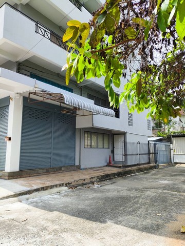 โกดังอาคารพาณิชย์4ชั้น โพธิ์แก้ว ลาดพร้าว101 หลังมุมขวา พื้น500 ตร.ม. เดินทางเลียบด่วนเอกมัย ลาดพร้าว101