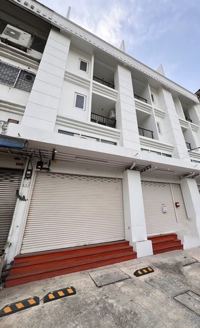 ให้เช่าอาคารพาณิชย์ 4ชั้น รีโนเวทใหม่ วชิรธรรมสาธิต44 สุขุมวิท 101/1 เนื้อที่ 29ตร.ว. พื้นที่ใช้สอย 368ตร.ม.- อาคารสวยทันสมัย 4ชั้น+1ชั้นลอย (2 คูหา) ทำเลดี เข้าซอยวชิรธรรมสาธิต44 เพียง 20เมตร - รีโนเวทและตกแต่งใหม่สวยงามพร้อมเข้าอยู่ ในส่วนของห้องนอน มี 1 ห้อง Master Bedroom - ที่เราเตรียมไว้ให้กับ อีก 5ห้อง ที่สามารถทำเป็นห้องนอนหรือออฟฟิศได้ (ยังไม่รวมพื้นที่ชั้นลอย) - 6ห้องน้ำ แอร์ 9