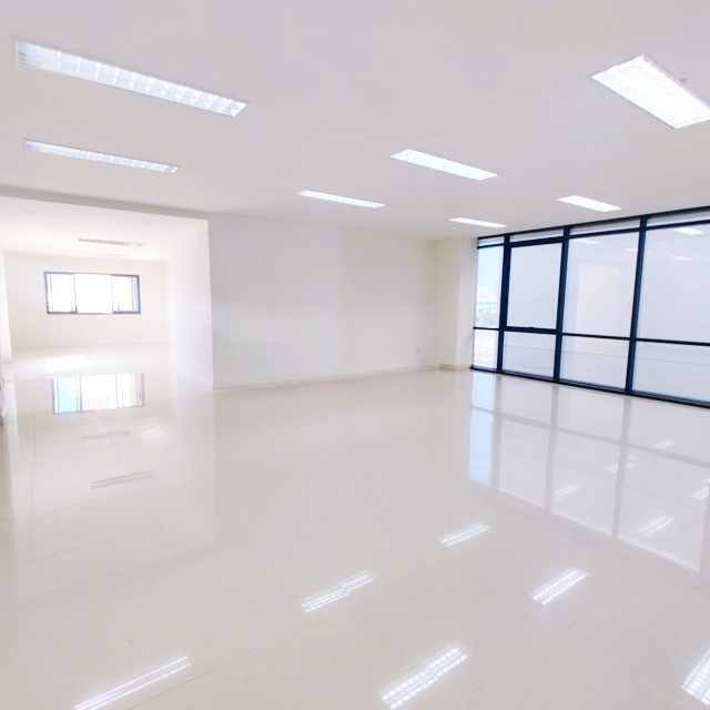 BRT สะพานพระรามเก้า 300ม. เทอร์มินอล 21 พระราม 3 1.4 กม. ให้เช่า สำนักงาน โชว์รูม แยกชั้น1-4  ติดถนนใหญ่ พระราม 3 วิวแม่น้ำ 80-150ตร.ม.