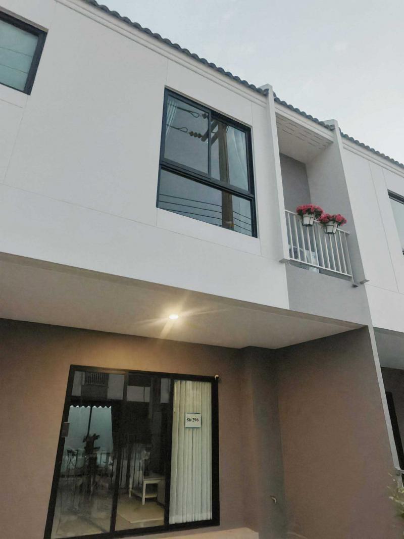 Agent Postเลี้ยงสัตว์ได้ให้เช่าบ้านแฝดใกล้ ม.กรุงเทพ รังสิต หมู่บ้าน Siamese Blossom (ไซมิส บอสซั่ม)พหล-วิภาวดีทำเลดีมาก โครงการติดถนนพหลโยธิน - ตรงข้ามไทวัสดุ รังสิต ก่อนถึง Bangkok boulevardใกล้ทางด่วน 2 นาทีม.กรุงเทพ  5 นาทีฟิวเจอร์ ปาร์ค 5 นาทีม.รังสิต 10 นาทีบ้านแฝด 2 ชั้น ทิศเหนือพื้นที่ 125 ตร.ม.3 ห้องนอน 3 ห้องน้ำ 2 ที่จอดรถเครื่องใช้ไฟฟ้าครบ- Smart TV 55 นิ้ว- ตู้เย็น 11.4 คิว- เครื่องซักผ้า 8 กก.- แอร์ 4 