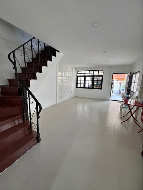 รามคำแหง 116-122 MRT สัมมากร 500ม. เพียวเพลส รามคำแหง 900 ม. ทาวน์เฮาส์ 2 ชั้น 2 นอน 2 น้ำ  ม.นิด้า 3.2 กม 2 แอร์  ตลาดนัดสัมมากร 900 ม.