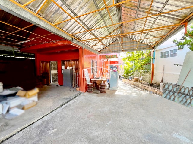 Condo เอดจ์ สุขุมวิท 23 Edge Sukhumvit 23 63 ตร.ม.  16590000 THB ไม่ไกลจาก BTS อโศก ราคานี้ไม่มีอีกแล้ว เป็นคอนโดพร้อมอยู่ที่มีการตกแต่งภายในเพิ่มเติมได้แบบเรียบหรู และมีทำเลสวยสามารถมองเห็นวิวเมือง พร้อมพื้นที่ส่วนกลาง และสิ่งอำนวยความสะดวกครบครัน ท