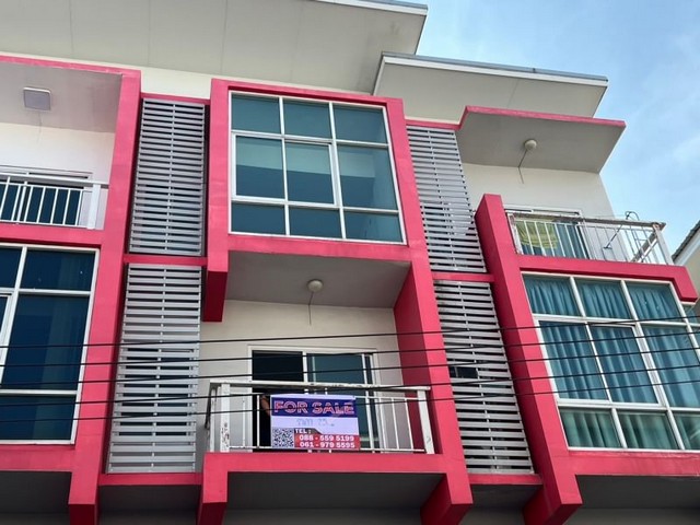 TEL : 092-288 9359 คุณดนิตาLine : https://line.me/ti/p/yxo92dHWP1รายละเอียด : ตึก 3 ชั้นครึ่ง แปลงมุม ติดถนน สาย7ศรีราชา-หนองยายบู่ ศรีราชา ชลบุรีพื้นที่  38 ตารางวา ทำเลติดถนนใหญ่อาคารเลขที่ 28 อาคารแปลงหลังมุมอาคารกั้นเป็นห้องพักแล้วทำเลดีของถนนเส้นนี้ หายากแล้วพิกัด: สถานที่ใกล้เคียง- ถนนมอเตอร์เวย์- ห้างดองกิ , ห้างเจปาร์ค , เซ็นทรัล ศรีราชา ,โรบินสัน ศรีราชา- ห้างโฮมโปร ,ห้างไทวัสดุ ,ฮาดร์แวร์เ