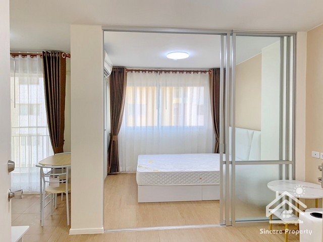 ให้เช่า ลุมพินี คอนโดทาวน์ ชลบุรี - สุขุมวิท บ้านสวน ห้องใหญ่ 27 ตารางเมตร( Lumpini Condo Town Chonburi - Sukhumvit )-----ที่ตั้ง : ถนนชลบุรี-สุขุมวิท (เข้า-ออก ซอยเพชรบ้านสวน 16,18) อำเภอเมืองชลบุรี ชลบุรี 20000-----สถานที่ใกล้เคียง- โรงเรียนบ้านสวน (จั่นอนุสรณ์) , เซ็นทรัลพลาซ่า ชลบุรี , โรงพยาบาลชลบุรี , ศาลากลางจังหวัดชลบุรี------ 27 ตร.ม. ชั้น 5 อาคาร A1 เฟอร์นิเจอร์และเครื่องใช้ไฟฟ้าครบ ปูกระเบื้องแกรนิโต้ใ