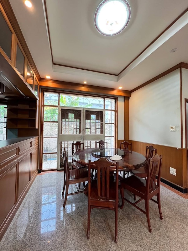 BH3343 ให้เช่าบ้านเดี่ยว 3ชั้นลาดพร้าว 93 พื้นที่ 800 ตรม. สิ้นเดือน ม.ค บ้านกำลังรีโนเวท แต่นัดชมได้เหมาะสำหรับพักอาศัย หรือทำออฟฟิศ