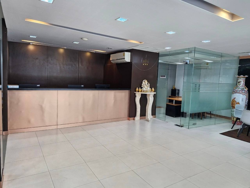 BH3342 ให้เช่าอาคาร 3 ชั้น ติดถนนพระราม4 แอร์ 3 เครื่อง ประมาณ 3-4 คัน ใกล้ซอยสุขุมวิท 40