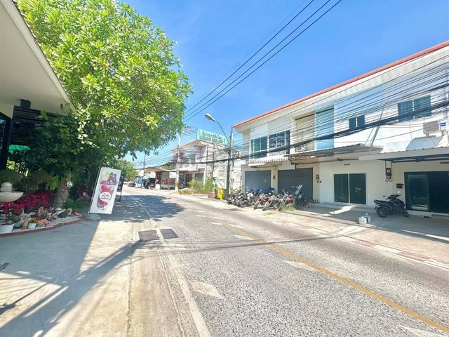 AOM 1589ขายด่วนตึก2ชั้น พักอาศัยหรือทำโฮมออฟฟิศได้ ราคาเพียง1.99 ล้านบาท ทำเลติดถนนเปิดร้านค้าขายได้ 600 ม. จาก สุขุมวิท 33 พัทยา 2 นาที เข้าออกได้หลายเส้นทางใกล้โรงพยาบาลกรุงเทพพัทยาใกล้ตลาดนัดเมืองจำลองใกล้ปั๊มน้ำมันปตทใกล้โรงเรียนเมืองพัทยา11  ทำเลติดถนน ทำเลค้าขาย เปิดหน้าร้าน อ๊อฟฟิช - เนื้อที่  17 ตร.วา- ห้องนอน  ห้องน้ำ- ห้องโถง - ครัว- ที่จอดรถยนต์ ค่าโอน+ภาษีคนละ