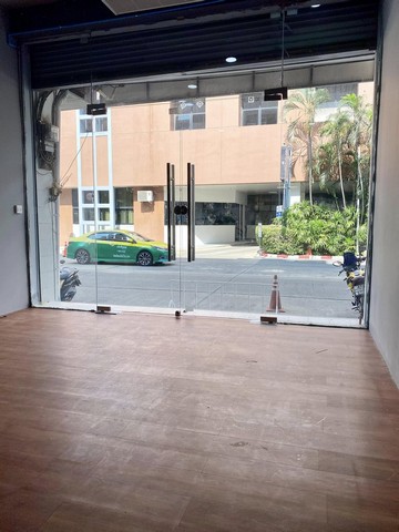 ให้เช่าอาคารพานิชย์ 4ชั้นครึ่ง ถนน พหลโยธิน ทำเลดี ติด BTS สถานีสายหยุด 100เมตร