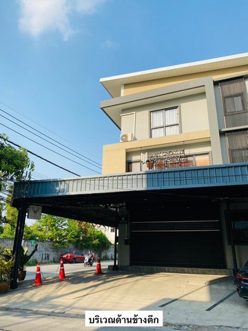 HRE405 ให้เช่าทาวน์โฮม 3 ชั้น ซอยรามอินทรา 19 ทำเลดี ติดถนน  ใกล้MRT รถไฟฟ้าสีชมพู ลาดปลาเค้าสนใจติดต่อ : คุณสราวุฒิ Tel. 0994108945 Line : ballwuth รายละเอียด เนื้อที่ 60 ตร.ว. (หน้ากว้าง 5.5 เมตร ลึก 16 เมตร) พื้นที่ใช้สอยมากกว่า 250 ตรม./1 ห้องโถงใหญ่ | 1 ห้องครัว | 1 ห้องซักล้าง4 ห้อง | 5 ห้องน้ำ (มีห้องน้ำส่วนตัวทุกห้อง)แอร์ 6 ตัว | ชั้น 2-3 ผ้าม่านทุกห้องจอดรถ 7 คัน (จอดรถหน้าตึกได้ 3 คัน และด้าน 4 คัน)มีระเบียงช