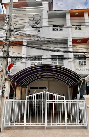 LVPU4287 ขาย ทาวน์โฮม 3 ชั้น หมู่บ้านปริญลักษณ์ นวมินทร์-รามอินทรา รีโนเวทแล้ว พร้อมเข้าอยู่ราคาขาย : 4.8 ล้านบาทที่ตั้ง : ถนนนวมินทร์ แขวง คลองกุ่ม เขต บึงกุ่ม กรุงเทพมหานคร 10230ชื่อโครงการ : หมู่บ้านปริญลักษณ์นวมินทร์รายละเอียด :- ทาวน์โฮม 3 ชั้น- เนื้อที่ 24 ตร.ว.- 4 ห้องนอน- 3 ห้องน้ำสถานที่ใกล้เคียง : - สถาบันบัณฑิตพัฒนบริหารศาสตร์(นิด้า)- เดอะมอลล์บางกะปิ- โรงเรียนน้อมจิตร- โ