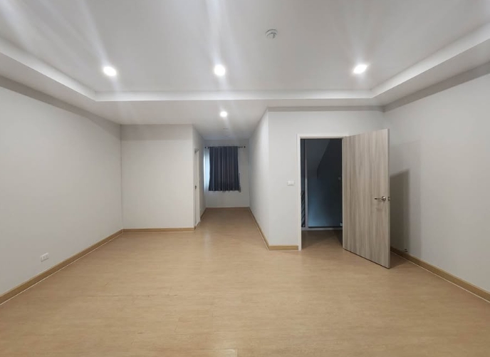 ให้เช่าอาคาร 3.5 ชั้น พาทิโอ อ่อนนุชลาดกระบัง มีแอร์ จอดรถหลายคัน