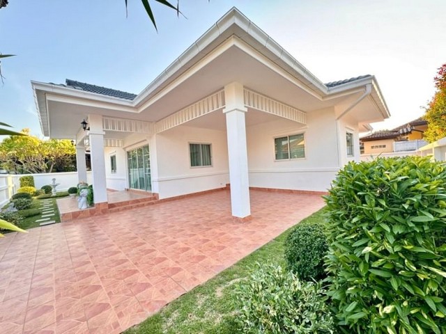 AOM 1603บ้านเดี่ยว พัทยา  สยามคันทรี่ เริ่ม 5.99ล้านเท่านั้น ใกล้ตลาดไร่วนาสิน บ้านทำเลดีสุด  พิกัด  ซอยสยามคันทรีคลับพัทยาใกล้ฟลาวเวอร์เเลนด์ ใกล้แยกกมิตรกมล ร้านสะดวกซื้อมากมาย-เดินทางไปสุขุมวิท เพียง 7นาที -ขึ้นมอเตอร์เวย์เพียง 10 นาที-ใกล้ตลาดไร่วนาสิน-ใกล้วัดสุทธาวาส-ใกล้โรงเรียนนานาชาติรายละเอียดตัวบ้าน 4ห้องนอน  2ห้องน้ำ  พื้นที่ 81.9ตรว. 1 ห้องโถง  1 ห้องครัว   1ท