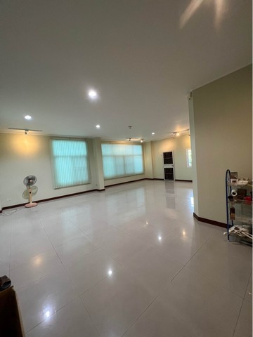 ให้เช่าอาคารพาณิชย์3.5 ชั้น ใกล้จุดเชื่อมต่อสถานีรถไฟฟ้าMRTสีชมพู +สีส้ม ถนนร่มเกล้า ใกล้ ม.เกษมบัณฑิต  ถ.วงแหวนรอบนอกไปบางปะอิน