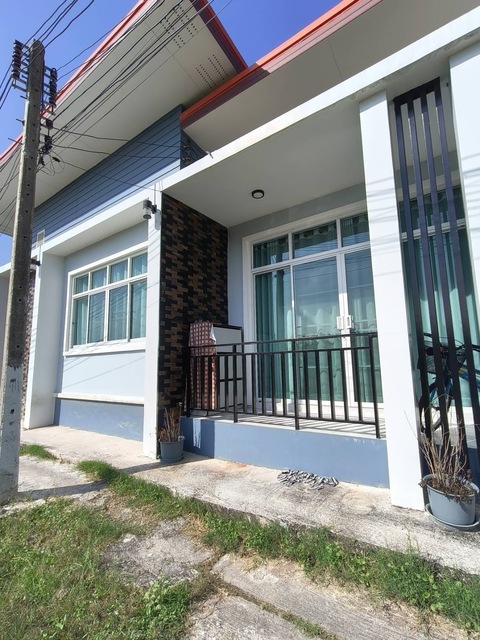 Sub1276บ้านเดี่ยว50 ตรว.ถนนเอกชัย จ.สมุทรสาคร เจ้าของขายเอง บ้านเดี่ยวสไตล์โมเดิร์นพื้นที่บ้านและรอบบ้าน  50 ตารางวาอายุบ้าน 2ปีครึ่ง ที่ดินแน่นและตัวบ้านไม่ทรุด บ้านลงเสาเข็มแข็งแรง สามารถต่อเติม 2ชั้นได้ ขาย 1,950,000.-** ค่าโอนคนละครึ่ง **แถม แอร์ 12,000 BTU 4ตัวภายในบ้าน- 3ห้องนอน - 2ห้องน้ำ - 1ห้องโถง- จอดรถได้ 2คันซอยศุภหาร 1- อยู่ตรงข้าม โรงเรียนศึกษานารี2- ปากซอยติดปั๊ม ปตท เอกชั