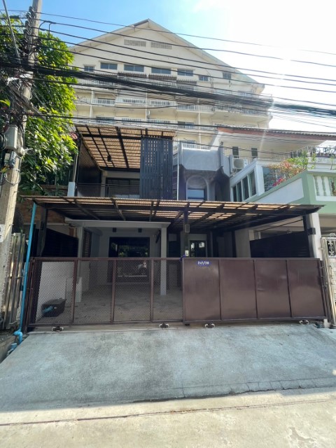 ให้เช่าทาวน์เฮาส์2ชั้นถ.นราธิวาสราชนครินทร์25ตร.ว180ตร.ม4นอน2น้ำแอร์5เครื่องเฟอร์บางส่วน จอดรถ 2 คันใกล้ BRT นราธิวาส ถนนนราธิวาส22รายละเอียด-มี4ห้องนอน2ห้องน้ำ-แอร์6เครื่อง เฟอร์นิเจอร์บางส่วน-เนื้อที่25ตารางวา 180 ตารางเมตร***ราคาเช่า35,000บาท***ติดต่อคุณอรัญญา Tel. 094-239-2464, 089-510-3665Line : 0895103665www.LtcPropertythai.comมีบ้านและทาวน์เฮาส์หลายทำเลให้เช่า