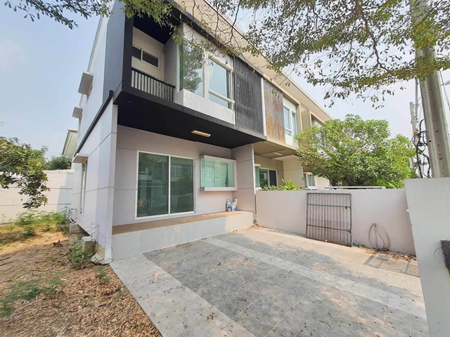 รร.สารสาสน์ ประชาอุทิศ90 200 ม.ทาวน์เฮาส์ 2 ชั้น หลังริม  ใหม่ 2 นอน 3 น้ำ ทำเลดี ติดถนนใหญ่  35 ตร.วา.   ม.พระจอมเกล้าธนบุรี 5.7 กม.