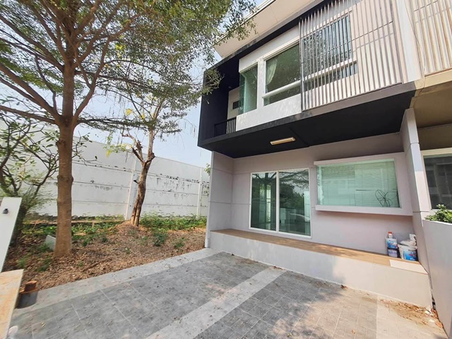 ประชาอุทิศ90 200 ม.ติดถนนใหญ่  35 ตร.วา.  รร.สารสาสน์ ทาวน์เฮาส์ 2 ชั้น หลังริม  ใหม่ 2 นอน 3 น้ำ ทำเลดี  ม.พระจอมเกล้าธนบุรี 5.7 กม.