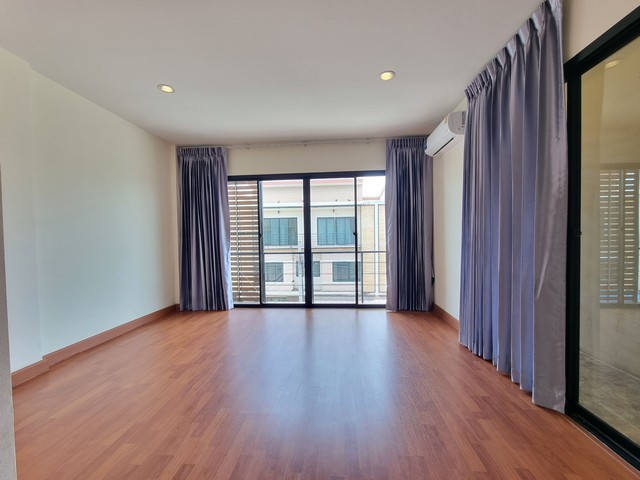 ขายขาดทุน ทาวน์โอม3ชั้น  บางบัวทอง บ้านกล้วย - ไทรน้อย  ราคา 2.5 บาท