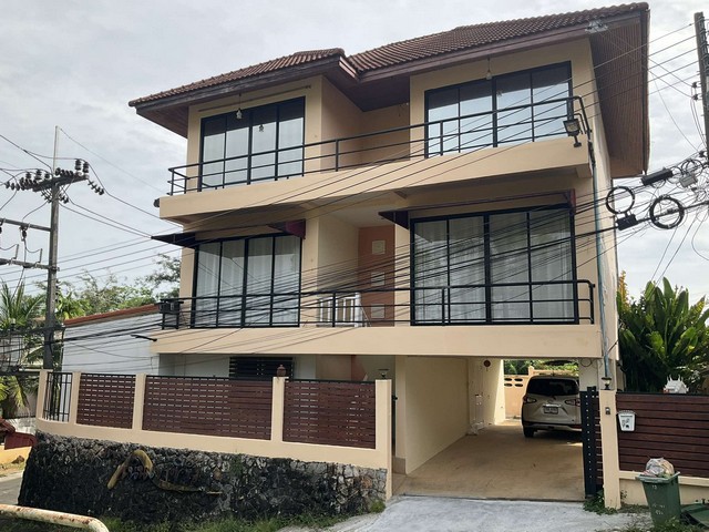 #HR105 For Rent : Kuku, 3-Story Detached House, 4 Bedrooms 4 Bathrooms   3-Story Detached house in Phuket Town Ku Ku Area- 4 beds (2 aircon)- 4 baths - 1 free space (ideally can be office)- 1 kitchen / dining area- 1 living room - Cover parking lot (2 cars)- Auto gate- partial furnished  Nearby places- Phuket Mission Hospital- Big C Foodplace Thepkrasattri- Phuket Rajabhat University **price 42,000 baht per month for yearly contract. **advance rent + guarantee deposit need--------------------------#HR105 สำหรับเช่า : บ้านเดี่ยว 3 ชั้น ทำเลกู้กู 4 ห้องนอน 4 ห้องน้ำบ้านเดี่ยว 3  ชั้นในเมือง ย่านกู้กู- 4 ห้องนอน (แอร์ 2 ตัว)- 4 ห้องน้ำ- 1 ห้องโล่ง สามารถเปลี่ยนเป็นออฟฟิศได้- 1 ห้องครัว ห้องทานข้