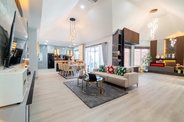 AOM 1605บ้านสวยทำเลดี ใจกลางเมือง พัทยากลาง ซอยเขาน้อยตกแต่งพร้อมอยู่แล้ววันนี้   เฟอร์นิเจอร์ จัดเต็ม ทั้งหลังเพียง 12,000,000  ค่าโอน ค่าภาษี ฝ่ายละ50:50 พื้นที่ 110.2 ตร.วา4 ห้องนอน 4 ห้องน้ำ ห้องโถงใหญ่ ตกแต่งแบบ Modern Luxury มี 2 ห้องครัว ครัวยุโรปพร้อมตู้แช่ไวน์และครัวไทยที่ออกแบบมาอย่างลงตัวแถมบิ้วอินทั้งหลังแถมเครื่องใช้ไฟฟ้าครบทุกห้องแบบจุกๆจอดรถภายในบ้านได้ 3 คันสระว่า