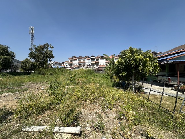  ขายที่ดินเปล่าถมแล้ว 200 ตร.ว. ซ.มัยลาภ ถ.ประเสริฐมนูกิจ 29 แยก 2 ใกล้ทางด่วนเอกมัย-รามอินทรา ลาดพร้าว กรุงเทพ รายละเอียดที่ดิน:ขนาดพื้นที่: 200 ตร.ว.หน้ากว้าง: 23 เมตรความลึก: 39 เมตรที่ดินถมแล้ว พร้อมพัฒนา สร้างบ้าน  จุดเด่นทำเล:ใกล้ถนนใหญ่ เกษตร-นวมินทร์ และทางด่วนเอกมัย-รามอินทราทำเลศักยภาพ เหมาะสำหรับปลูกสร้างบ้านพักอาศัยหรือทำธุรกิจ สถานที่ใกล้เคียง:ศูนย์การค้