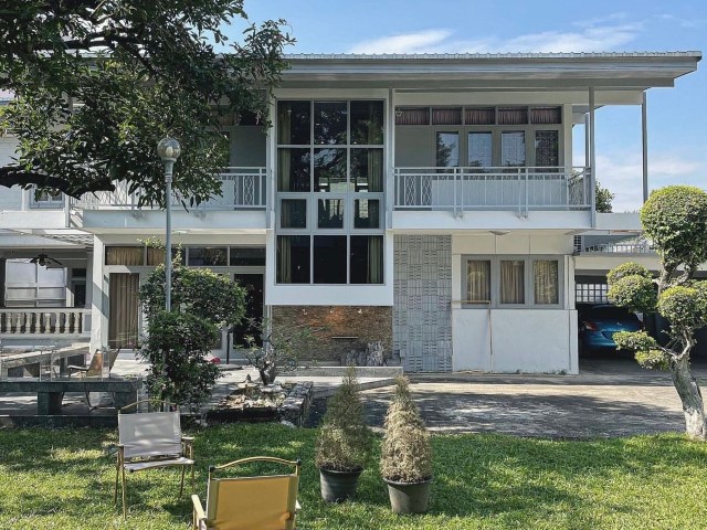 ให้เช่าบ้านสไตส์วินเทจ ขนาด 2 ชั้น 200 ตร.ว 350 ตร.ม  6 นอน 4 น้ำ 2 แม่บ้านจอดรถได้ 4-5 คัน ใกล้ทางด่วนสุขุมวิท62 และ BTSบางจากเพียง 500 เมตร  ถ.สุขุมวิท62ที่ตั้งอยู่ : ถนนสุขุมวิท 62 แขวงบางจาก เขตพระโขนง กรุงเทพฯ 10260รายละเอียด :- บ้าน 2 ชั้น ขนาด 200 ตารางวา 300 ตร.ม-ชั้นล่าง มี 2 ห้องนอน 1 ห้องน้ำ- ชั้น 2 มี 4 ห้องนอน 3 ห้องน้ำ - มีสนามหญ้าใหญ่ส่วนตัว - จอดรถได้ 5 คัน- ห่าง BTS บางจาก 400 เมตร- ใกล้ด่วนสุขุม