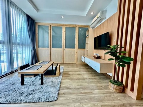 TEL : 092-288 9359 คุณดนิตาLine : https://line.me/ti/p/yxo92dHWP1ปล่อยให้เช่าลัดดา พลัส คอนโด ศรีราชาห้องขนาด 48 ตรม.ตึก B วิวเมือง1 ห้องนอน 1 ห้องน้ำ 1 ห้องนั่งเล่น 1 ห้องครัว เฟอร์นิเจอร์และเครื่องใช้ไฟฟ้าครบ ทำเลดีมาก ใจกลางเมืองศรีราชา เดินทางสะดวก สถานที่ใกล้เคียง- ใกล้ห้าง Atara mall- Maxvalue - Robinson Sriracha - รพ.พญาไท- รพ.สมิติเวช - Central Sriracha- สวนสาธารณะเกาะลอย- ตลาด และศูนย์ราชการสิ่งอำนวยความสะดวก - ฟิตเนส- สระว่ายน้ำ