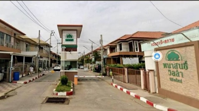 LVpop53010 ขาย บ้านแฝดสไตล์ บ้านเดี่ยว พนาสนธิ์ วิลล่า นิมิตใหม่ PHANASON VILLA NIMITMAIราคาขาย : 3.2 ล้านบาท  ที่ตั้ง : ถ. นิมิตใหม่ แขวงทรายกองดิน เขตคลองสามวา กรุงเทพมหานคร 10510ชื่อโครงการ : พนาสนธิ์ วิลล่า นิมิตใหม่ / PHANASON VILLA NIMITMAIรายละเอียด : - ขนาด 40.5 ตร.วา- 3 ห้องนอน - 3 ห้องน้ำ- อนุญาตสัตว์เลี้ยง พันธ์ุเล็ก รีบจองด่วน- ห้องนอนใหญ่มีห้องน้ำในตัว- 1 ครัว- 1 ห้องโถง- 2 ที่จอดรถ ในบ้าน- แอร์ 3 - ปั๊มน้ำสิ่ง