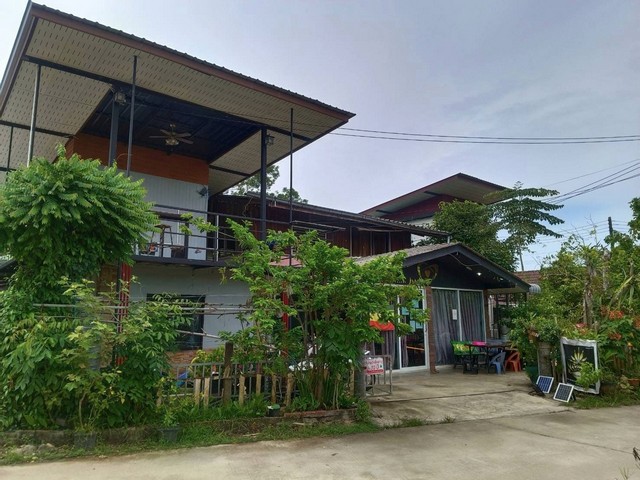 ขายบ้านและรีสอร์ทพร้อมสระว่ายน้ำ1 งาน 1 ตารางวา ตำบลวังไผ่ อำเภอเมืองชุมพร จังหวัดชุมพร ที่ตั้ง : ตำบลวังไผ่ อำเภอเมืองชุมพร จังหวัดชุมพรขนาดพื้นที่ : 1 งาน 1 ตารางวา รายละเอียดขายบ้านและรีสอร์ทพร้อมสระว่ายน้ำ ชุมพร . เอกสาร นส.3 สามารถเปลี่ยนเป็นโฉนดได้เลยบ้านหลังแรก 2 ชั้นปูนชั้น 2 ลานนั่งชิว ติดกับบ้านไม้ห้องนอน 4 ห้อง ห้องน้ำ 2 ห้อง 1 ห้องครัว 1 ห้องรับแขกในบ้า