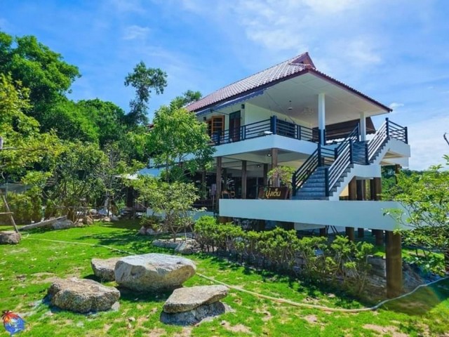 TEL : 092-288 9359 คุณดนิตาLine : https://line.me/ti/p/yxo92dHWP1ขายที่ดินพร้อมสิ่งปลูกสร้าง บางพระ หลังสนามกอล์ฟเพรสเซ่นวัลเล่ย์ใครกำลังมองหาสถานที่ใช้พักตากอากาศ กิจการร้านอาหาร คาเฟ่ บ้านเช่ารายวัน เนื้อที่ขนาด 1 ไร่ 1 งาน พื้นที่ใช้สอย 300 ตารางเมตร2 ห้องนอน 6 ห้องน้ำจอดรถได้ 20-30 คันบ้านอายุไม่ถึงปีไฟฟ้า 3 เฟสฟรีค่าธรรมเนียมF-A14 