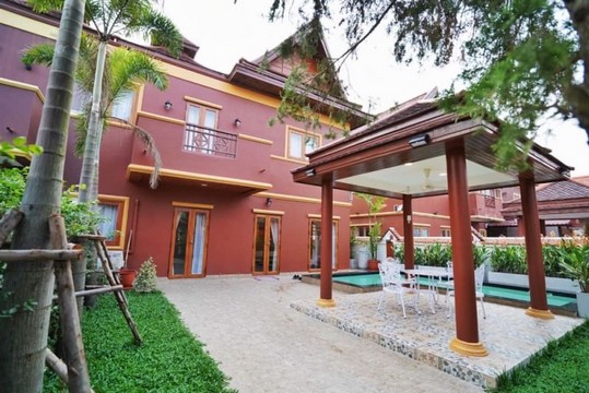 TEL : 092-288 9359 คุณดนิตาLine : https://line.me/ti/p/yxo92dHWP1ปล่อยเช่า บ้านเดี่ยวนอกโครงการ หลังใหญ่ ใกล้หาดจอมเทียน 3 ห้องนอน 5 ห้องน้ำขนาด เนื้อที่ 99 ตรว.- มีสระน้ำส่วนตัว- มีฟรี Wifi- ตกแต่งครบ พร้อมเฟอร์และเครื่องใช้ไฟฟ้า พร้อมเข้าอยู่- มีคนดูแลสวน สระน้ำให้ไม่มีส่วนกลาง มิเตอร์ไฟ มิเตอร์น้ำ ของหลวงจุดเด่น ใกล้สถานที่ท่องเที่ยว (หาดจอมเทียน, ตลาดน้ำ๔ภาค, สวนน้ำการ์ตูนเน็ตเวิร์ค, สวนไดโนเส