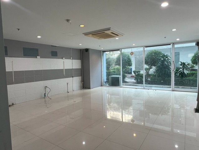 ให้เช่าห้องพาณิชย์ ชั้น 1 คอนโด Sukhumvit Living Town (อโศก) 42 ตารางเมตร ราคาค่าเช่า 30,000 บาท