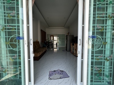 สภาพบ้านใหม่เอี่ยม !!ใกล้โรงเรียนบึงศรีราชา ขายบ้านเดี่ยวขนาด 50.6 ตร.ว. ในที่ดินจัดสรรที่มีสภาพแวดล้อมดี ตำบล บึง อำเภอ ศรีราชา ชลบุรี